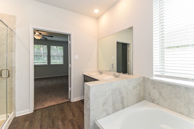 Building Photo - 321 Lk Wy Cir