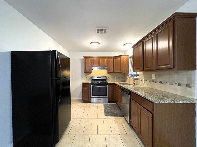 Building Photo - 7400 S Drexel Pl