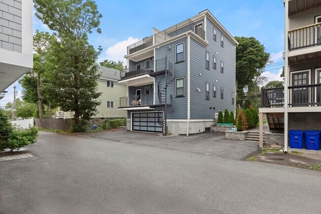 Building Photo - 10 Hallet St