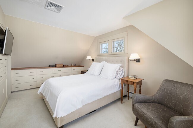 Building Photo - 68 Sachuest Way