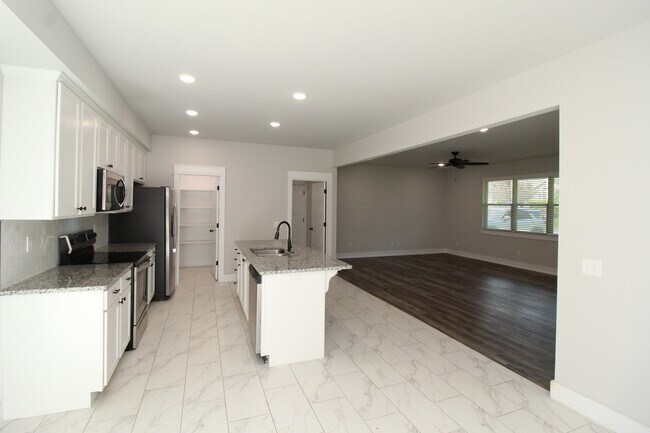 Building Photo - 11 Hillswick Dr