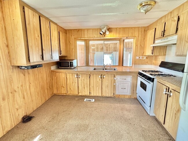 Building Photo - Unfurnished 2 Bedroom Manufactured Home in Barefoot Bay Available Now!