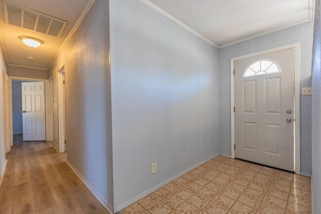 Building Photo - Well Maintained 3 Bedroom 1.5 Bath Home!