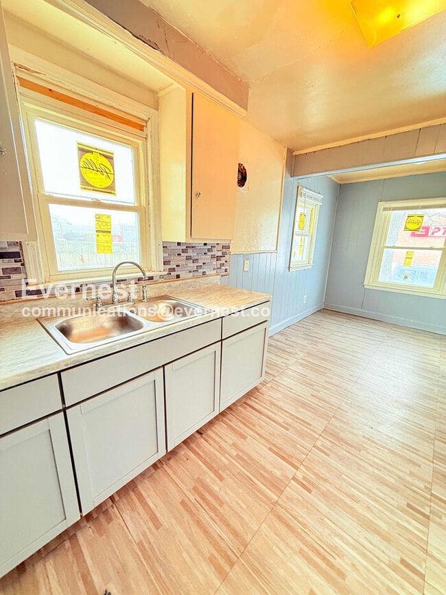 Building Photo - 18640 Sherwood St