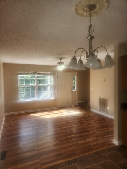 Den - 529 Crest Dr SW