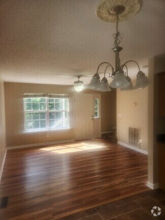 Building Photo - 529 Crest Dr SW