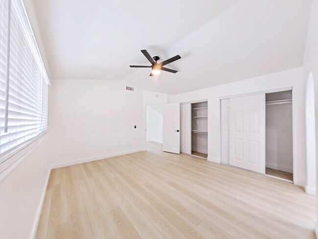 Building Photo - Beautifully remodeled 3 bed / 2.5 bathroom...