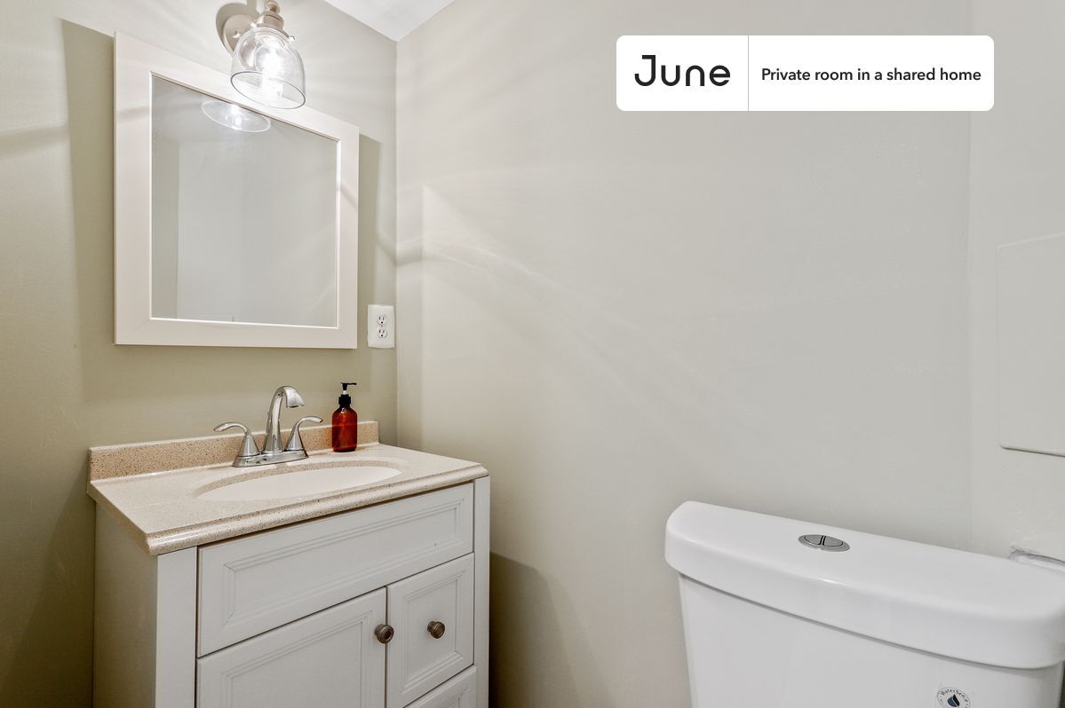 Building Photo - Room in Shared 5 bed/2 bath home in Logan Circle