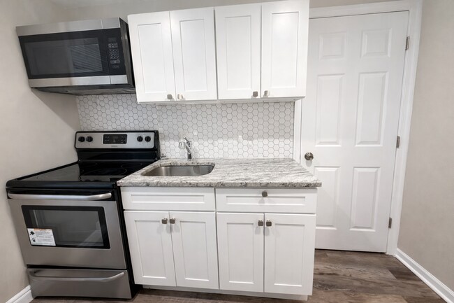 Building Photo - Charming Updated 2BR Rowhome with Modern Kitchen & Washer/Dryer