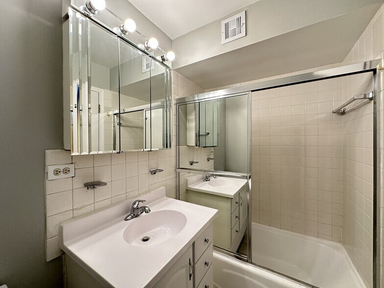 Building Photo - 6325 N Sheridan Rd