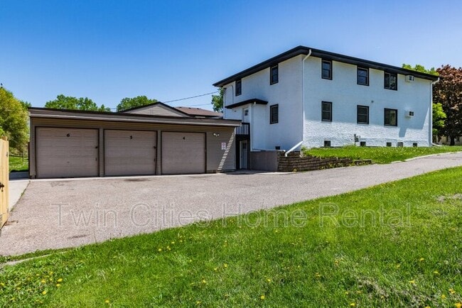 Building Photo - 2081 Hillview Rd