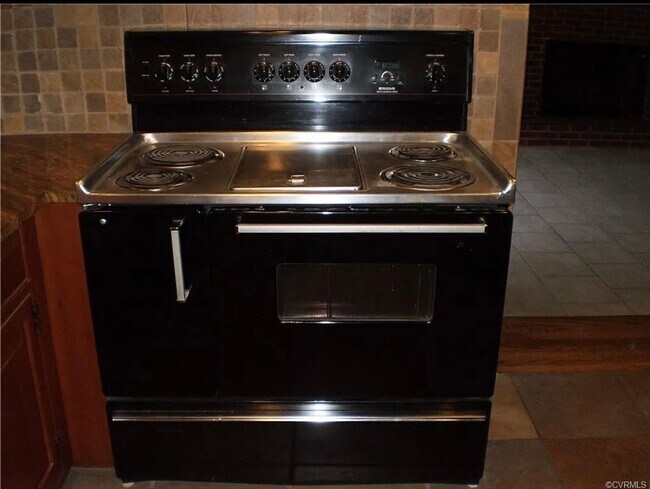 Building Photo - Beautifully Renovated 4bdrm/2.5bth Tri-Lev...