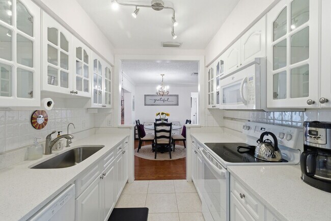 Building Photo - 2039 Pine Ridge Dr