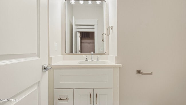 Building Photo - 1719 Country Club Dr