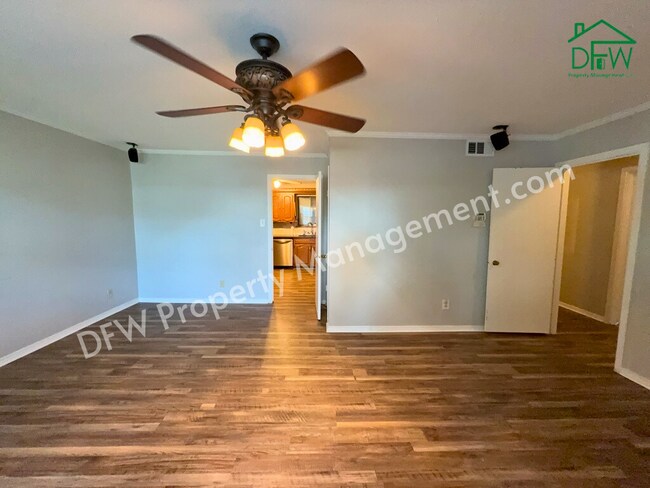 Building Photo - Charming 3-Bedroom Home with Sunroom & Spacious Backyard in Irving!