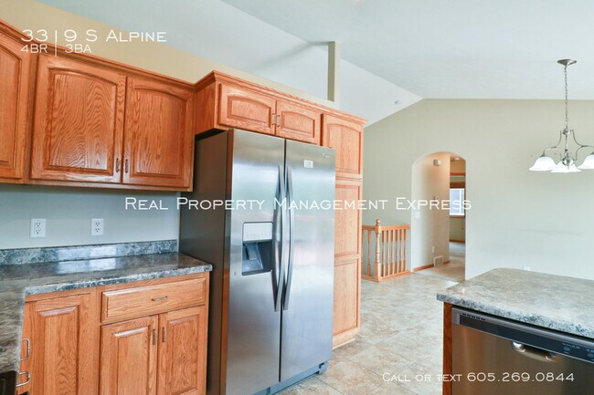 Building Photo - Perfect 4 bedroom 3 bathroom home 2200 sq ft!