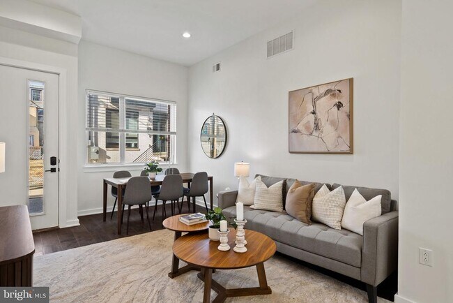 Building Photo - 2235 Hope St