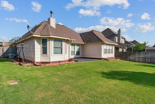 Building Photo - Spacious Home in South Tulsa