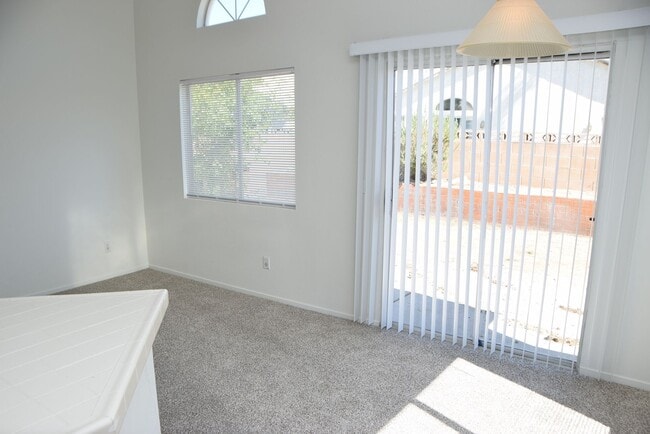 Building Photo - BEAUTIFUL 4 BEDROOM, 2 BATH SINGLE-STORY H...