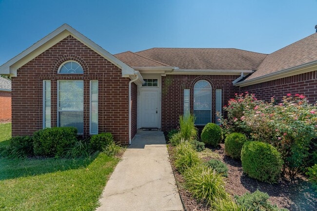 Building Photo - 3 Bedroom 2 Bath Beautiful West Fayetteville home!! Great Location, Great yard!!