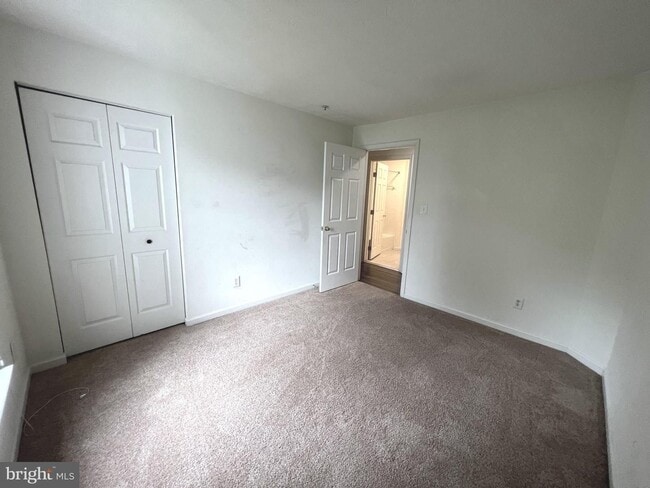 Building Photo - Beautiful 3 bedroom, 2 full bath condomini...