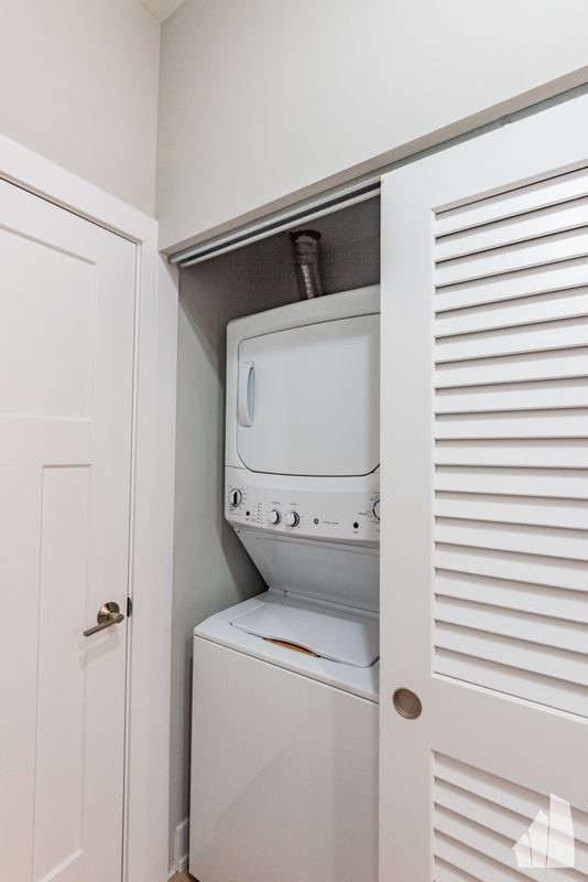 Building Photo - 428 W Belden Ave