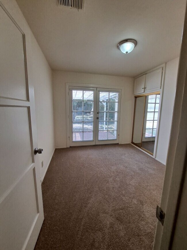 Building Photo - 3 BEDROOM HOME W/CENTRAL AIR CONDITIONING