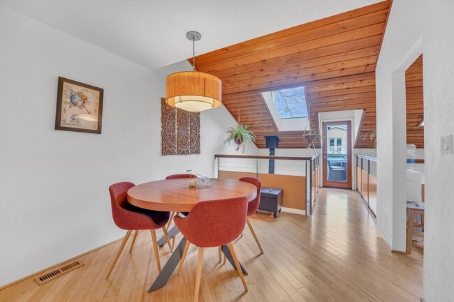 Building Photo - Amazing Custom Home