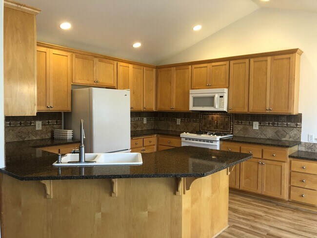 Building Photo - Nice 4 bedroom home with open floor plan and great outdoor space