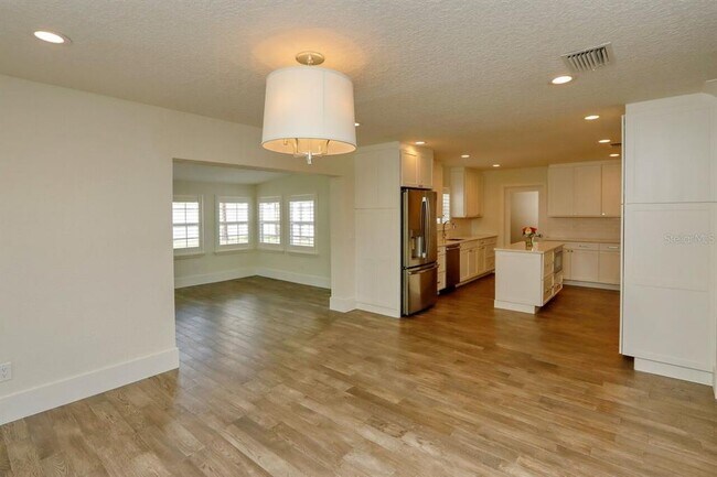 Building Photo - 4307 W Roland St