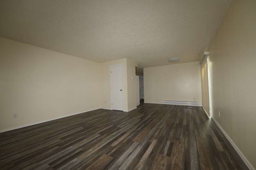 Living room - 4768 State St