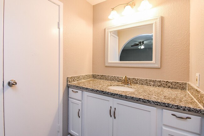 Building Photo - 2110 Hilton Head Dr