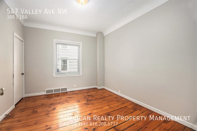 Building Photo - 547 Valley Ave NW