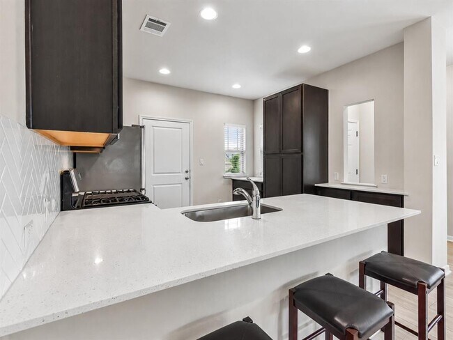 Building Photo - 6403 Principale Dr