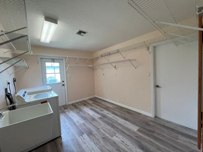Building Photo - 18090 Avonsdale Cir