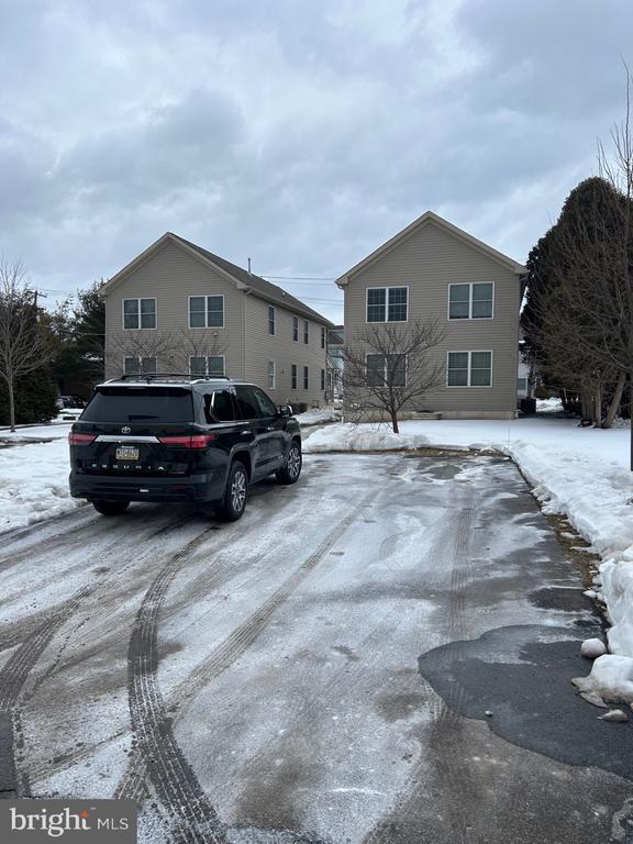 Building Photo - 414 W 7th St