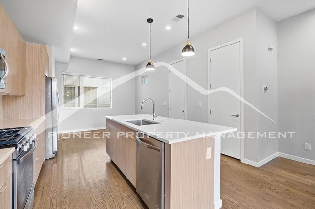Building Photo - Gorgeous Townhome with Central AC and Rooftop Deck