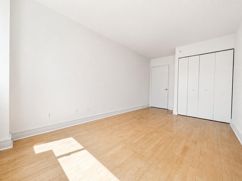 Building Photo - 323 W 96th St