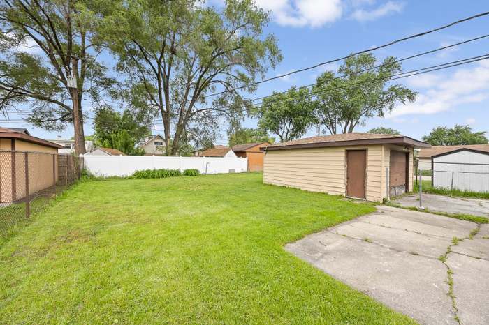 Spacious backyard and one car detached garage plus a huge drive way - 12416 S 44th Ct