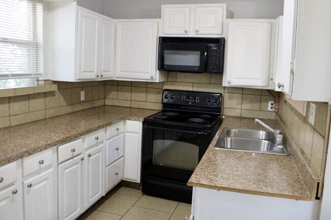 Building Photo - Charming 2 Bedroom, 1 Bath Home with Side ...