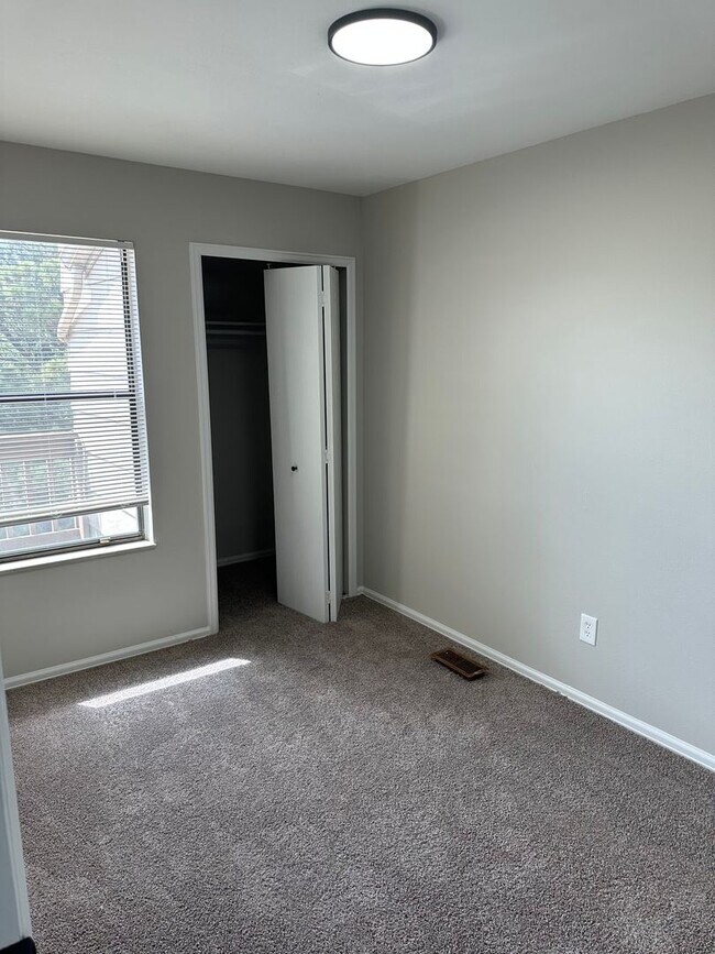 Building Photo - 5462-5462 Fiesta Ln