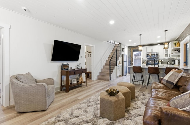 Building Photo - 809 3rd Ave W