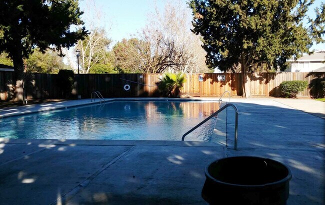 Building Photo - Ground Floor 2bd Condo With On-site Laundr...