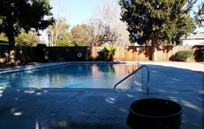 Building Photo - Ground Floor 2bd Condo With On-site Laundry, Carport, & Pool!