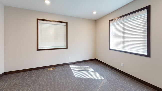 Building Photo - 6-Bed, 2-Bath Top Duplex