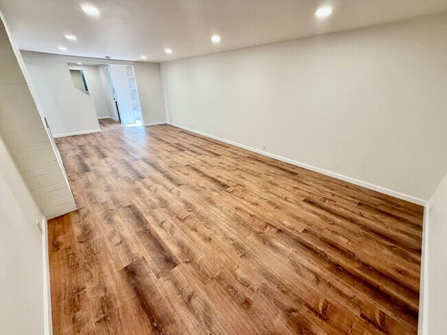 Building Photo - Spacious, Remodeled 5bd/3bath Cherry Park Home with Large Fenced Garden and Finished Basement