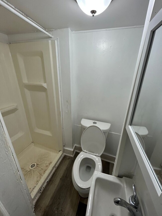 Building Photo - 2 Bedroom House Close to Transportation!