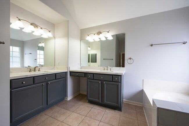 Building Photo - 3238 Enclave Ln