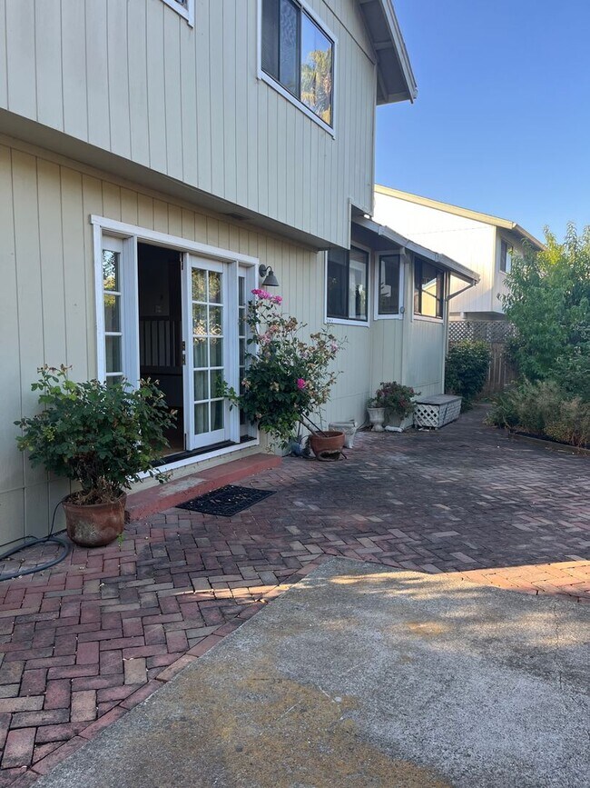 Building Photo - *Holiday Move In Special, $500 Off First Month's Rent! Large 4 bedroom/ 2.5 Bathroom Home for Ren...