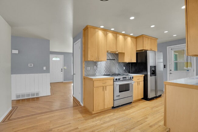 Building Photo - $2,795.00 - $300 OFF First Months' Rent - 5 Bedrooms, 2 Bathrooms, Single Family Home in Broomfie...